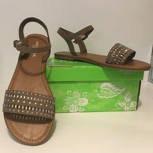 ARIZONA JEAN COMPANY TAN SANDALS WITH STONES
